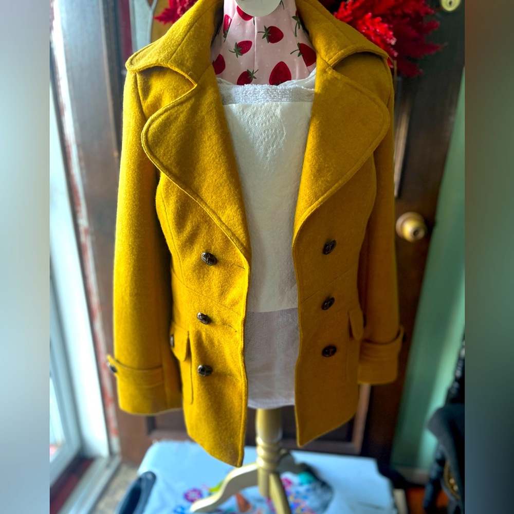 New with Tags. Retro Cotton Candy Woman's Size Medium/ Gold in color